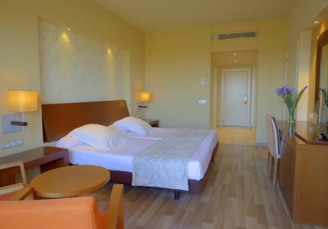 Espaciosas habitaciones en Hotel Valle del Este Golf Spa & Beach Resort. El entorno más romántico con nuestra oferta en Almeria